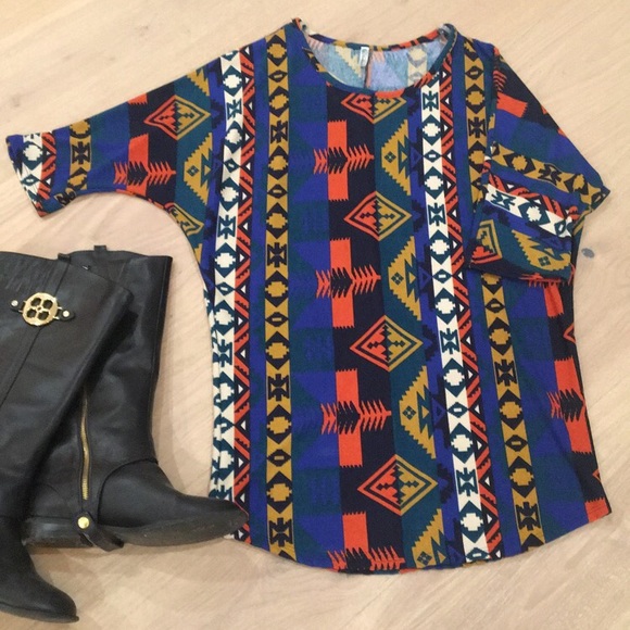 🛍️ • Stylish 3/4 Length Tribal Tunic - Picture 2 of 3
